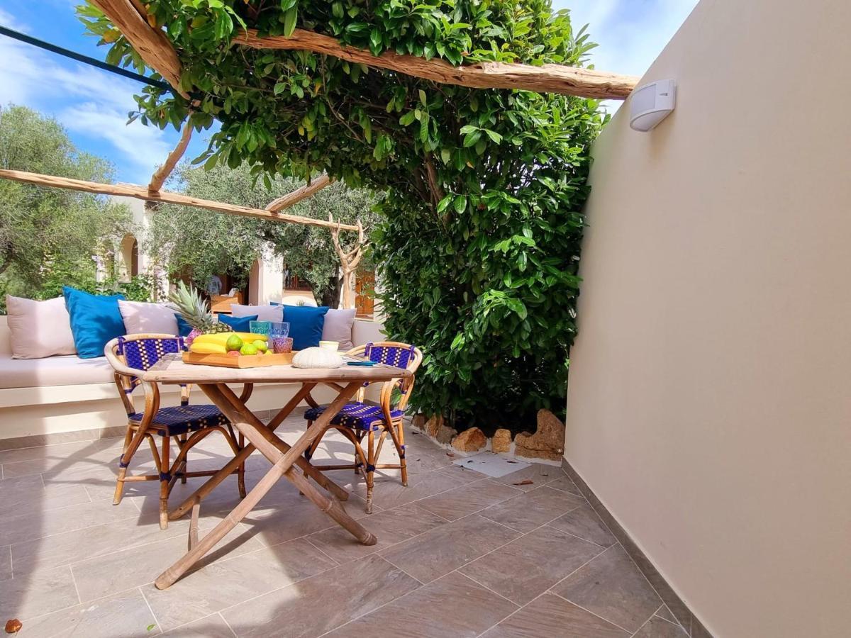 Stazzo San Teodoro Il Ginepro Piscina Condivisaアパートメント エクステリア 写真