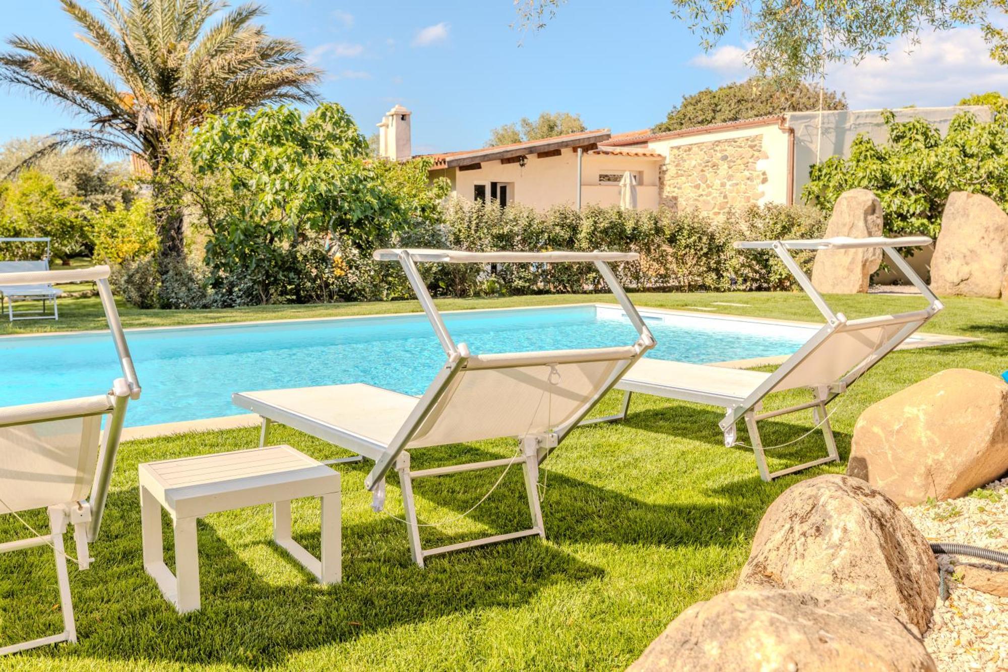 Stazzo San Teodoro Il Ginepro Piscina Condivisaアパートメント エクステリア 写真